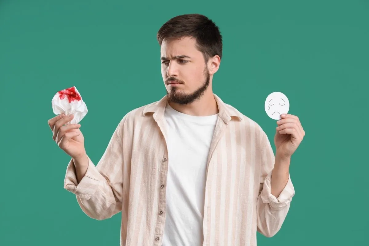 Basur belirtileri arasında makattan kan gelmesi sıkça görülür.